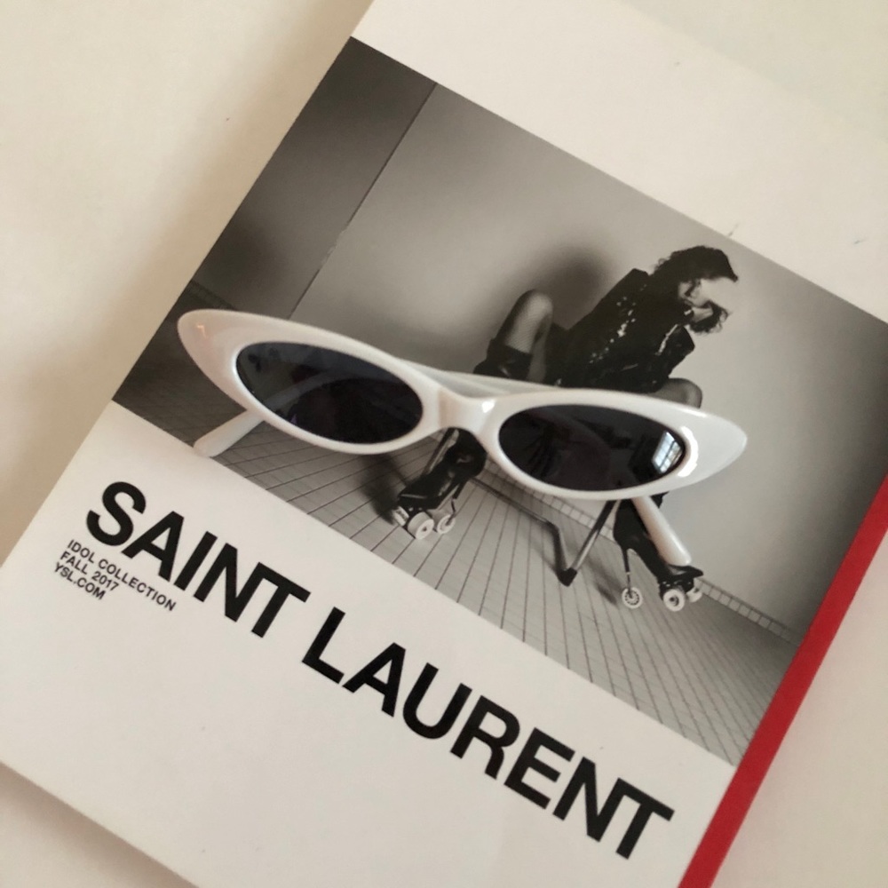 Retro white framed sunnies 🕶